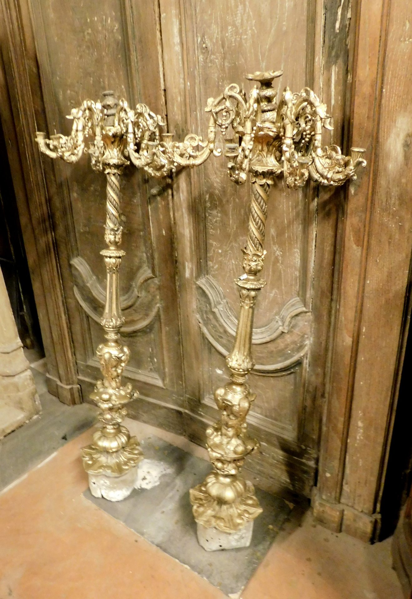 dars305 Dos candelabros de bronce y hierro, altura 123 cm x 45 cm de ancho.